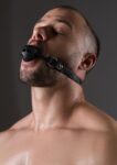 Uomo indossa il gag ball Avanza Feros con la sfera forata in silicone nero