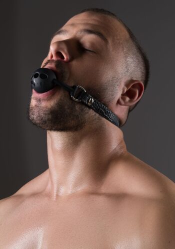 Uomo indossa il gag ball Avanza Feros con la sfera forata in silicone nero