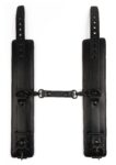 Cavigliere BDSM Avanza Vantage 8 in ecopelle nera indossate, unite dal cinturino