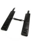 Cavigliere BDSM Avanza Vantage 8 in ecopelle nera indossate, unite dal cinturino