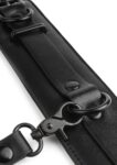 Cavigliere BDSM Avanza Vantage 8 in ecopelle nera indossate, unite dal cinturino