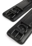 Cavigliere BDSM Avanza Vantage 8 in ecopelle nera indossate, unite dal cinturino
