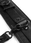 Polsini BDSM Avanza Vantage 8 in ecopelle nera indossati, uniti dal cinturino