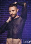 CalExotics Radiance maglia uomo maniche lunghe in rete nera con strass, indossata