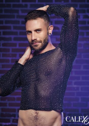 CalExotics Radiance maglia uomo maniche lunghe in rete nera con strass, indossata