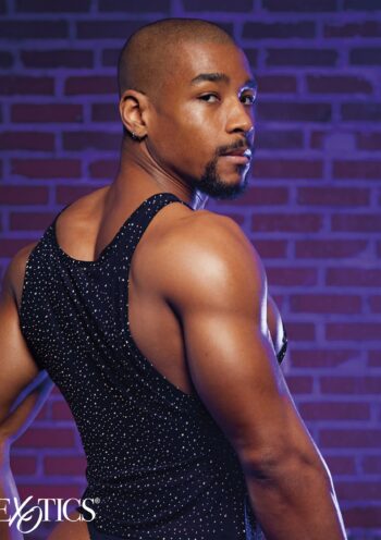 CalExotics Radiance Muscle Tank indossato di spalle, giro manica profondo