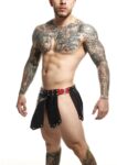 DNGEON Roman Skirt nera con cintura rossa indossata, falde borchiate