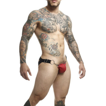 DNGEON Snap jockstrap con conchiglia rossa su bande nere, indossato