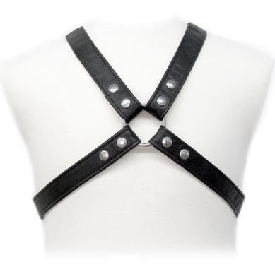 Leather Body Harness a Croce Nero Leather Body imbracatura uomo nera a croce con anello centrale e bottoni di regolazione