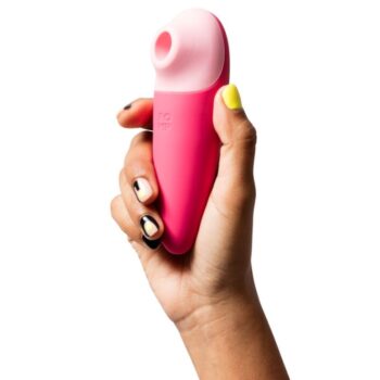 ROMP Shine X impugnato in una mano, bocchetta Pleasure Air