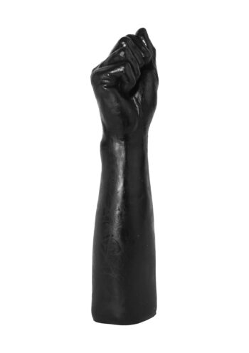 Pugno chiuso realistico in PVC nero su avambraccio, vista di tre quarti